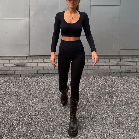 Limited contour collection black crop top - Picture 3 of 5